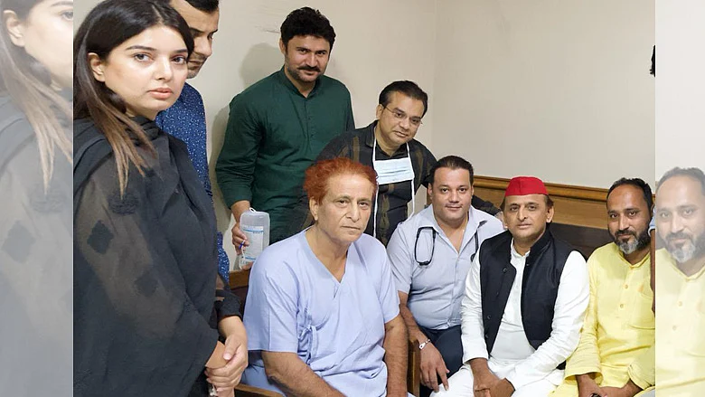 اعظم خان سے ملاقات کرنے پہنچے اکھلیش یادو / ٹوئٹر