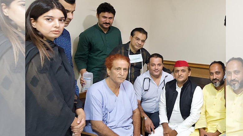 اعظم خان سے ملاقات کرنے پہنچے اکھلیش یادو / ٹوئٹر
