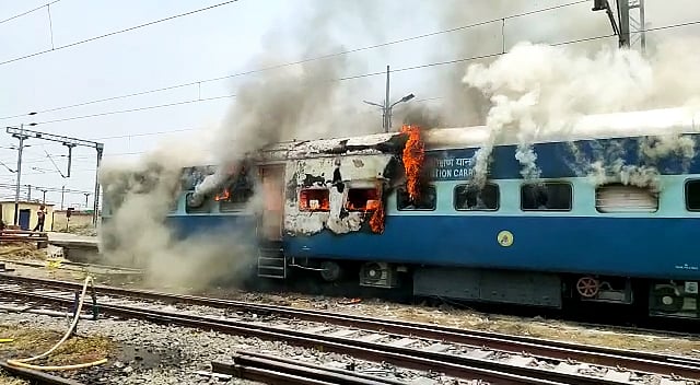 بہار: اگنی پتھ کی آگ میں جھلسی ٹرین کی بوگیاں، بی جے پی رکن اسمبلی پر بھی حملہ