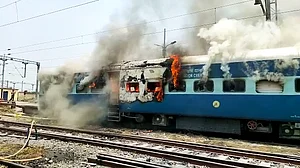 بہار: اگنی پتھ کی آگ میں جھلسی ٹرین کی بوگیاں، بی جے پی رکن اسمبلی پر بھی حملہ