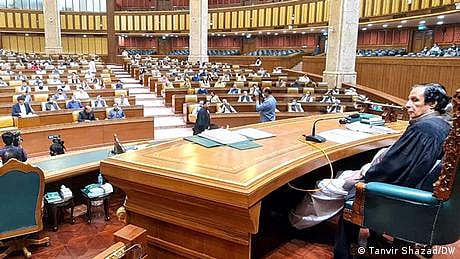 پاکستان کا چوہدری خاندان اپنے بچوں کے ہاتھوں اپنے گھر میں ہار گیا