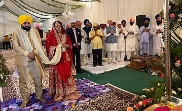 بھگونت مان کی شادی میں کیجریوال نے ادا کی والد کی رسمیں، دولہا-دلہن کی تصویر آئی سامنے