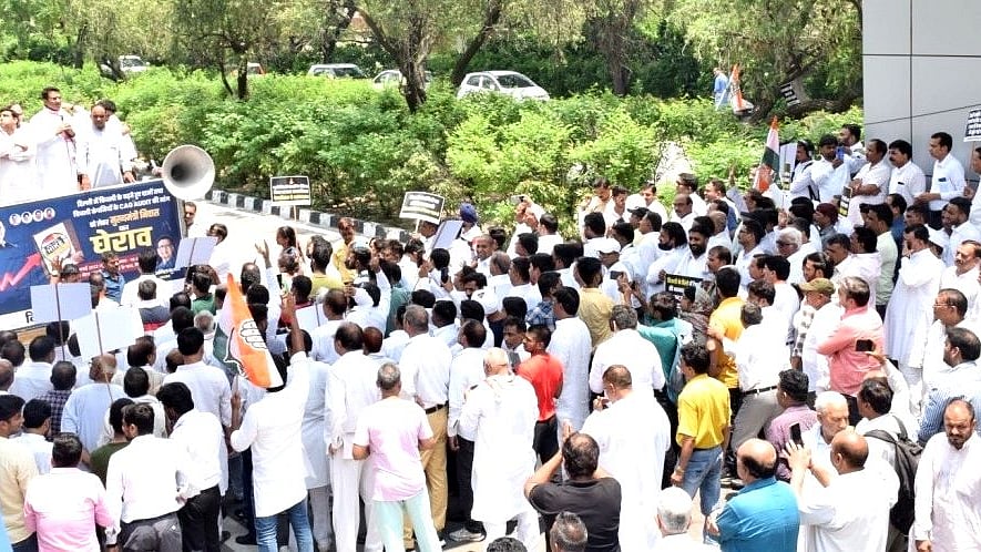 بجلی در میں اضافہ کے خلاف کانگریس کارکنان مظاہرہ کرتے ہوئے