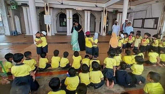 عید الاضحیٰ: اسکولی بچوں کو مسجد اور درگاہ کی زیارت کرانے پر ہندو تنظیمیں ناراض، شکایت درج