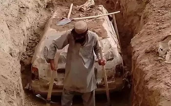 طالبان نے اپنے بانی ملا عمر کی کار زمین سے کھود نکالی، 21 سال پہلے ہوئی تھی دفن