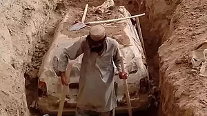 طالبان نے اپنے بانی ملا عمر کی کار زمین سے کھود نکالی، 21 سال پہلے ہوئی تھی دفن
