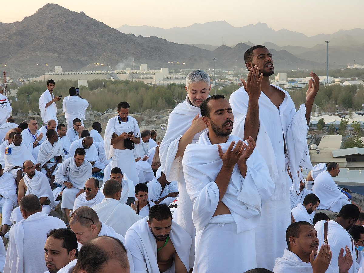 عرفات کے میدان میں عبادت کرتے فرزندانِ توحید / Getty Images