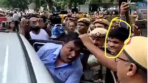 پولیس اہلکار نے یوتھ کانگریس صدر شرینواس کے بال کھینچے، دہلی پولیس کرے گی کارروائی