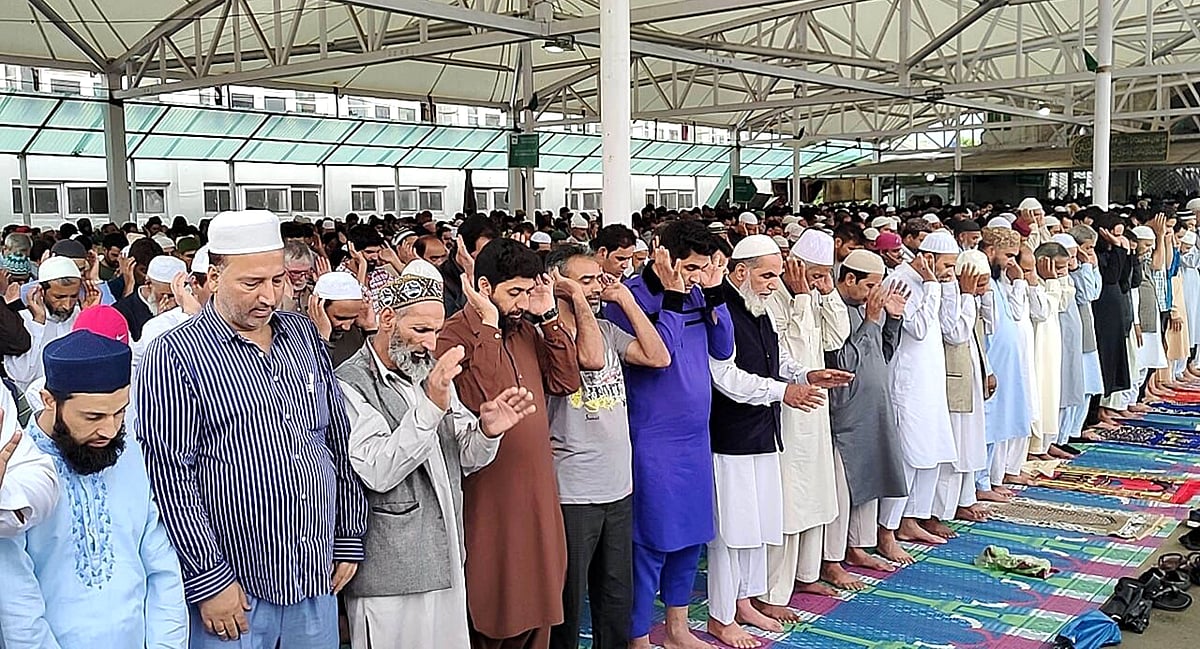 کشمیر میں عید نماز کے روح پرور اجتماعات، سب بڑی تقریب درگاہ حضرت بل میں منعقد