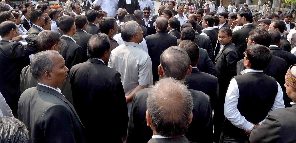 گرمی میں بھی وکلاء کو سیاہ کوٹ سے نجات نہیں، سپریم کورٹ نے سماعت سے کیا انکار