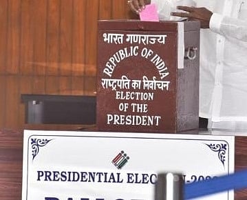 صدارتی انتخاب: کچھ ریاستوں میں کراس ووٹنگ، 8 اراکین پارلیمنٹ نہیں ڈال پائے ووٹ
