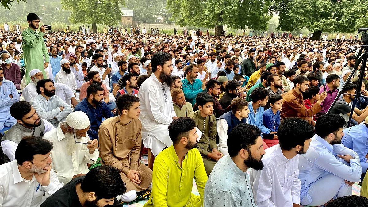 عید الاضحیٰ کی نماز ادا کرتے فرزندان توحید، تصویر یو این آئی