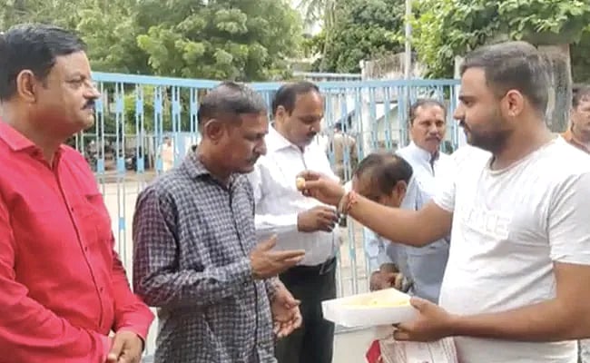 بلقیس بانو عصمت دری معاملہ: ریپسٹوں اور قاتلوں کی جیل سے رہائی، مٹھائی کھلا کر اور آرتی اتار کر استقبال!