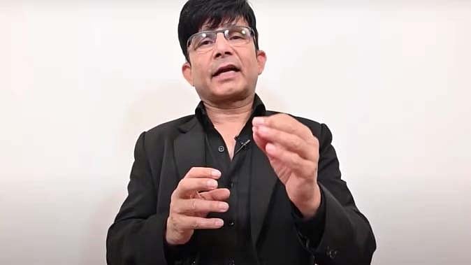 اداکار اور نقاد کمال راشد خان گرفتار، متنازعہ ٹوئٹ کے سلسلہ میں پولیس کی کارروائی