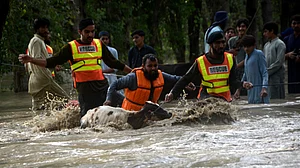 سیلاب کی تباہ کاریوں سے نمٹنے کے لیے پاکستان کی عالمی برادری سے مدد کی درخواست