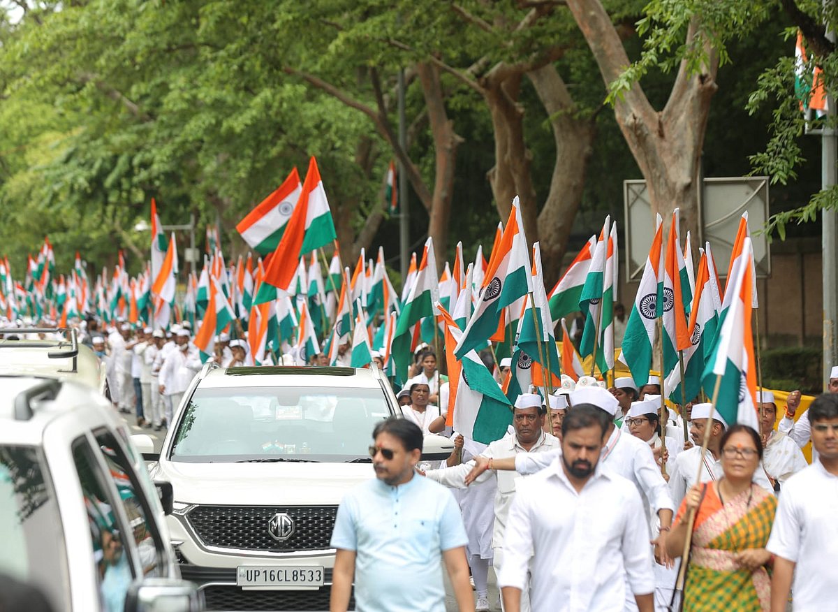 کانگریس دفتر میں آزادی کا جشن: پرچم کشائی کے بعد راہل گاندھی کی قیادت میں نکلا ’آزادی گورو مارچ‘