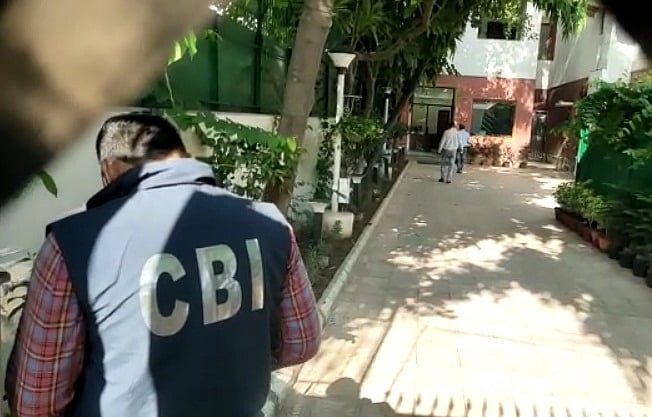 ایف سی آئی گھوٹالہ: ڈپٹی جنرل منیجر رشوت لیتے گرفتار، سی بی آئی نے تقریباً 50 مقامات پر کی چھاپہ ماری