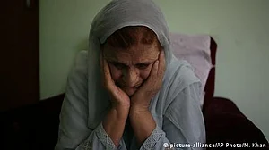 عشروں سے منتظر آنکھیں اپنے گاؤں دیکھنا چاہتی ہیں