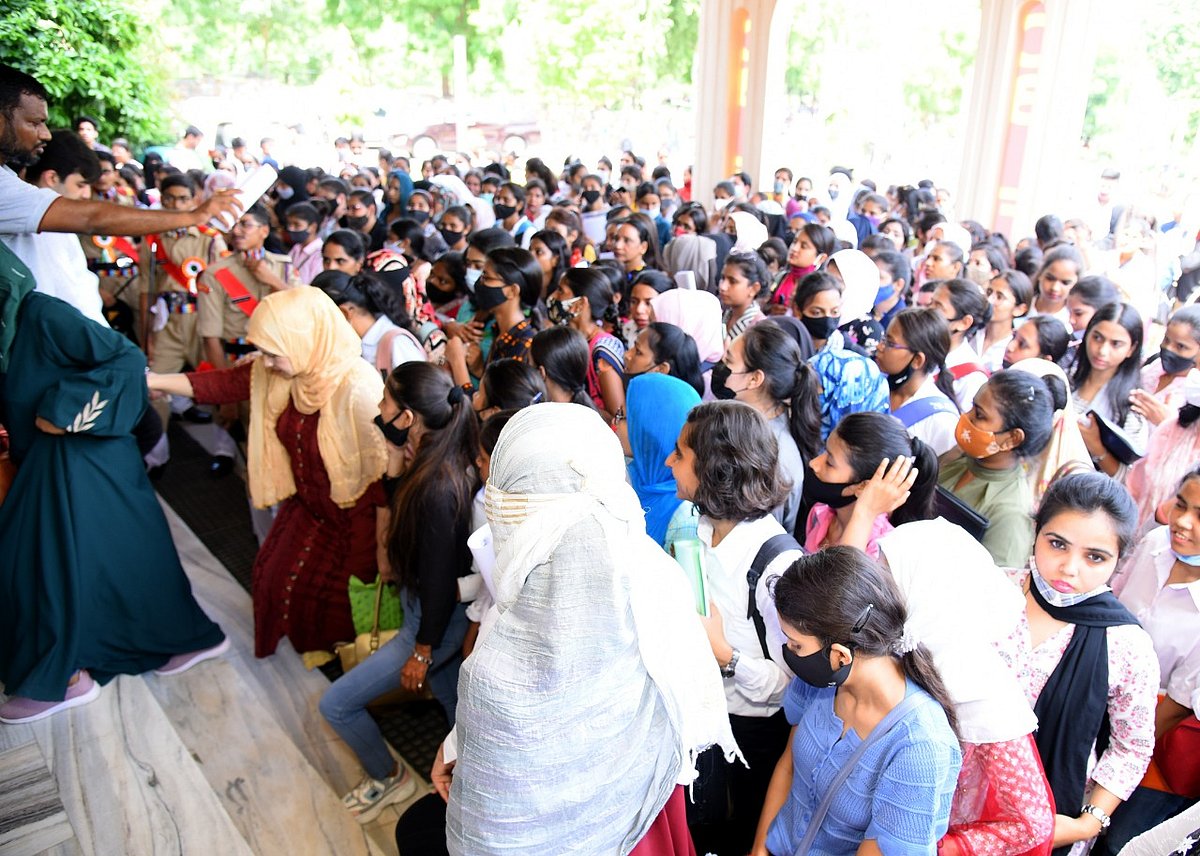 جامعہ ہمدرد میگا جاب فیئر میں ہزاروں نوجوانوں کی شرکت