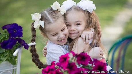 لڑکوں اور لڑکيوں کی دوستياں مختلف کيوں ہوتی ہيں؟