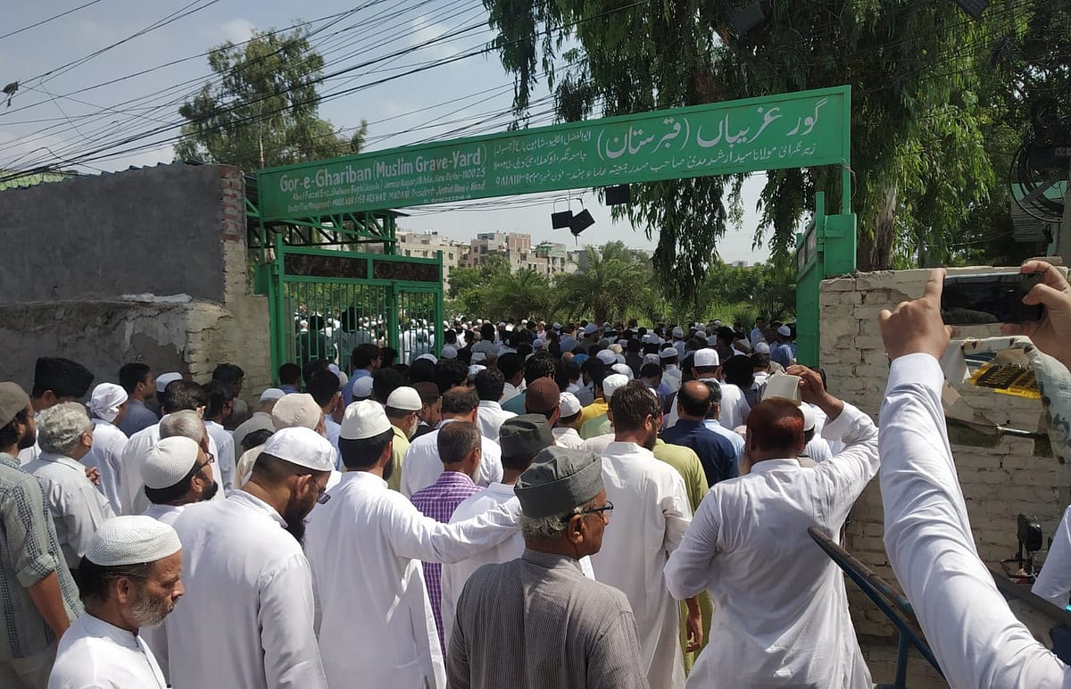 مولانا جلال الدین عمری نم آنکھوں کے ساتھ سپردِ خاک، نمازِ جنازہ میں نظر آیا سوگواروں کا سیلاب