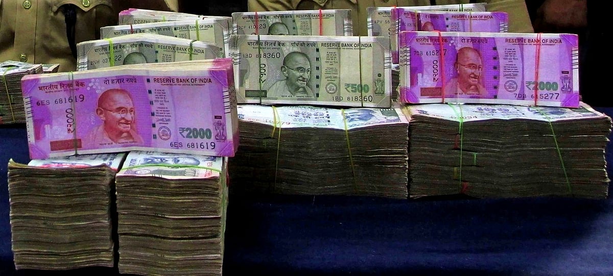 روپے کی قدر میں تاریخی گراوٹ، امریکی ڈالر کے مقابلے 84.23 تک پہنچ گیا