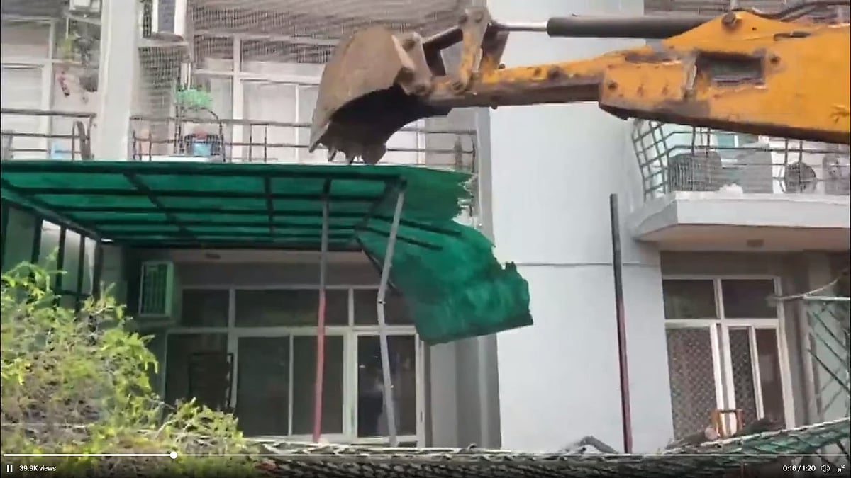 نوئیڈا: اومیکس سوسائٹی پر جمعہ کے روز نوئیڈا اتھارٹی نے چلایا بلڈوزر، روتے بلکتے نظر آئے غیر قانونی تعمیرات والے مکین