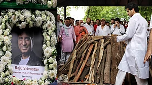 راجو سریواستو کی آخری رسومات کی ادائیگی، دہلی کے نگم بودھ گھاٹ پر نمناک آنکھوں کے ساتھ الوداعی