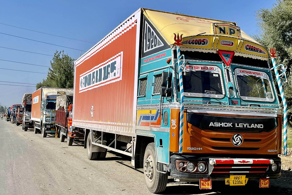 جموں و کشمیر: قومی شاہراہ پر میوہ سے بھرے ٹرکوں کو روکنے کا معاملہ، ایس ایس پی ہائی وے کا تبادلہ