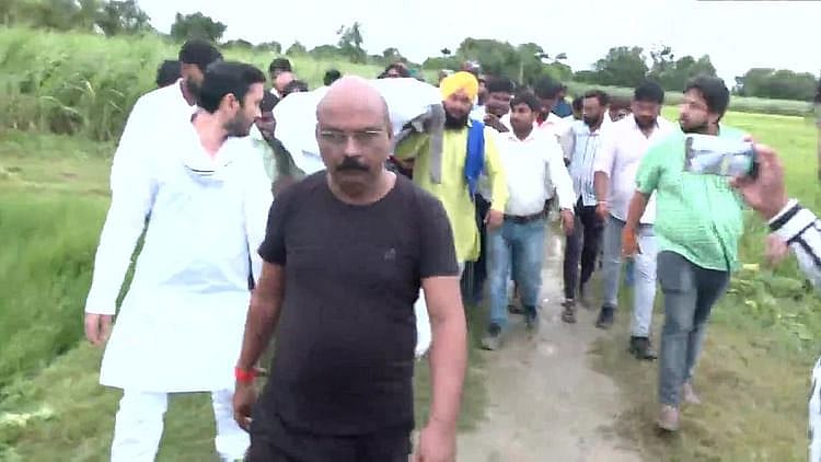 لکھیم پور کھیری: درخت سے لٹکی ملی دونوں دلت بہنوں کی آخری رسومات ادا، انتظامیہ نے متاثرہ کنبہ سے کیے 5 وعدے