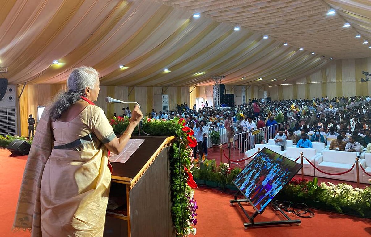 ہندوستان کی کام کرنے والی آبادی 2028 میں چین سے آگے نکل جائے گی: نرملا