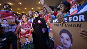 سر سے سر نہ ملانے والے افسران سے انتقام لے رہی حکومت، عشرت جہاں انکاؤنٹر کی تفتیش کرنے والے افسر اس کی زندہ مثال