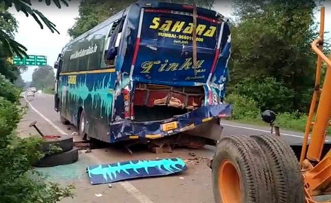 یوپی: مزدوروں سے بھری بس میں ٹرک نے ماری ٹکر، 4 افراد کی موت، 20 زخمی