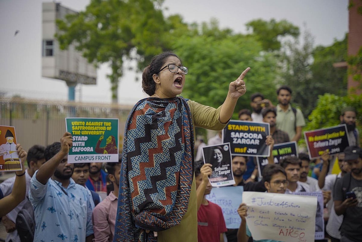 صفورہ زرگر کا داخلہ منسوخ کرنے کے خلاف طلبا کا احتجاج، جامعہ انتظامیہ کے خلاف نعرے بازی