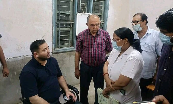 بہار: نائب وزیر اعلی تیجسوی یادو کا آدھی رات اسپتالوں کا اچانک دورہ، بدانتظامی پر ناراض