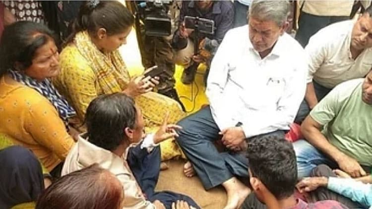 ’بیٹیاں محفوظ نہیں، غیر جانبدارانہ جانچ ضروری‘، مقتولہ انکتا بھنڈاری کے کنبہ سے ہریش راوت کی ملاقات