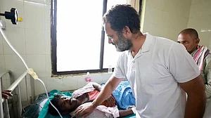 کانگریس کی بھارت جوڑو یاترا کے دوران حادثہ، 4 کارکنان کو لگا کرنٹ، راہل گاندھی نے اسپتال پہنچ کر معلوم کی خیریت