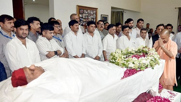 ملائم سنگھ یادو کو خراج عقیدت پیش کرتے ہوئے یوپی کے وزیر اعلیٰ یوگی آدتیہ ناتھ