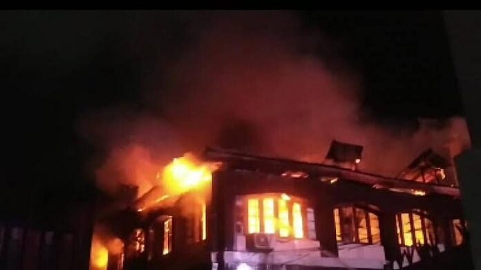 وادی کشمیر: سوپور میں آگ لگنے کا واقعہ، ایک مسجد اور رہائشی مکان کو نقصان، آگ بجھانے واولے عملہ کے دو اہلکار زخمی