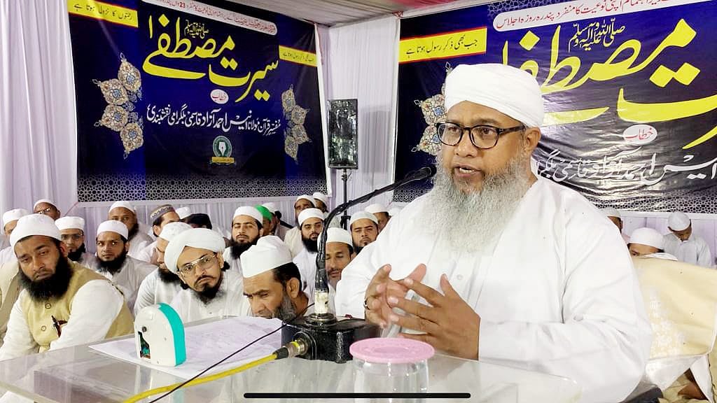 جلسہ سیرتِ مصطفیٰ سے خطاب کرتے ہوئے مولانا آزاد بلگرامی
