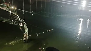 موربی حادثہ پر عدالت نے گجرات حکومت سے کہا- ’ہوشیار مت بنیے، سوالوں کے جواب دیجئے‘