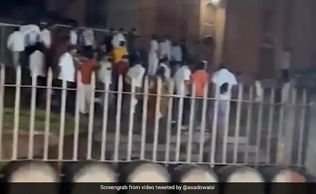 کرناٹک: تاریخی مسجد میں گھسا شرپسندوں کا ہجوم، زبردستی کی پوجا، مدرسہ میں بھی کی توڑ پھوڑ، 9 افراد کے خلاف مقدمہ درج