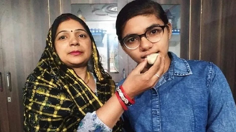 یوپی بورڈ 12ویں کی ٹاپر بنیں دیویا، اسکروٹنی میں بڑھے 38 نمبر، جڑواں بہن دیویانشی کو چھوڑا پیچھے