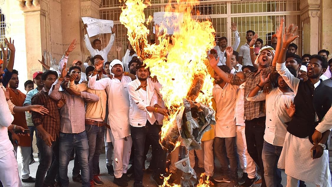 الٰہ آباد یونیورسٹی کے طلبا کا دھرنا و مظاہرہ جاری، اضافی فیس کو پوری طرح سے واپس لینے کا مطالبہ