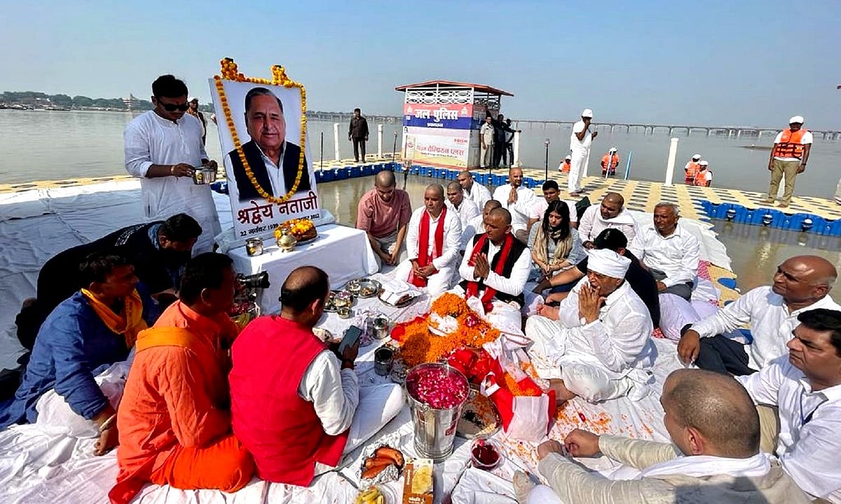 ملائم سنگھ یادو کا ’اَستھی وِسرجن‘ پریاگ راج کے سنگم میں اختتام پذیر، اکھلیش یادو سمیت ملائم کنبہ کے کئی افراد رہے موجود