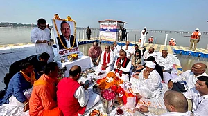 ملائم سنگھ یادو کا ’اَستھی وِسرجن‘ پریاگ راج کے سنگم میں اختتام پذیر، اکھلیش یادو سمیت ملائم کنبہ کے کئی افراد رہے موجود