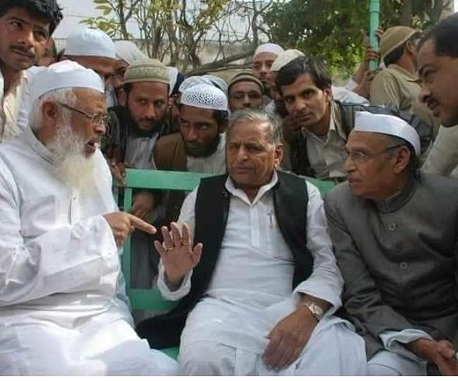 مولانا ارشد مدنی سے ملاقات کرتے ہوئے ملائم سنگھ، ایک پرانی تصویر