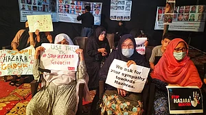 کابل میں شعیہ ہزارہ برادری کے قتل عام کے خلاف دہلی میں احتجاج، درگاہ شاہ مرداں میں درجنوں افراد کا دھرنا