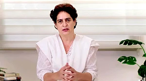 وزیر اعظم بتائیں، انہیں خواتین کے خلاف گھناؤنے جرم انجام دینے والوں میں ’حسن سلوک‘ کیسے نظر آیا؟ پرینکا گاندھی