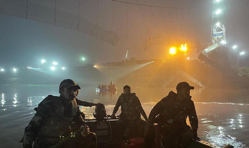 گجرات: موربی پل حادثہ میں اب تک 141 افراد ہلاک، راحت اور بچاؤ کا کام جاری